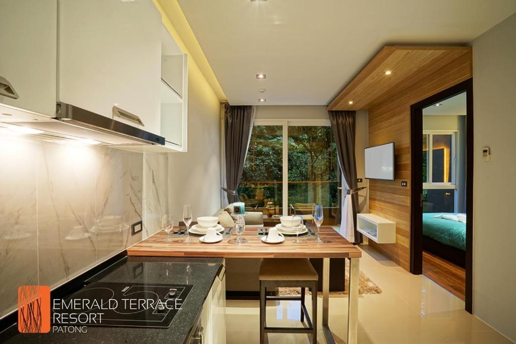 Emerald Terrace Condo Phuket Patong Exterior photo