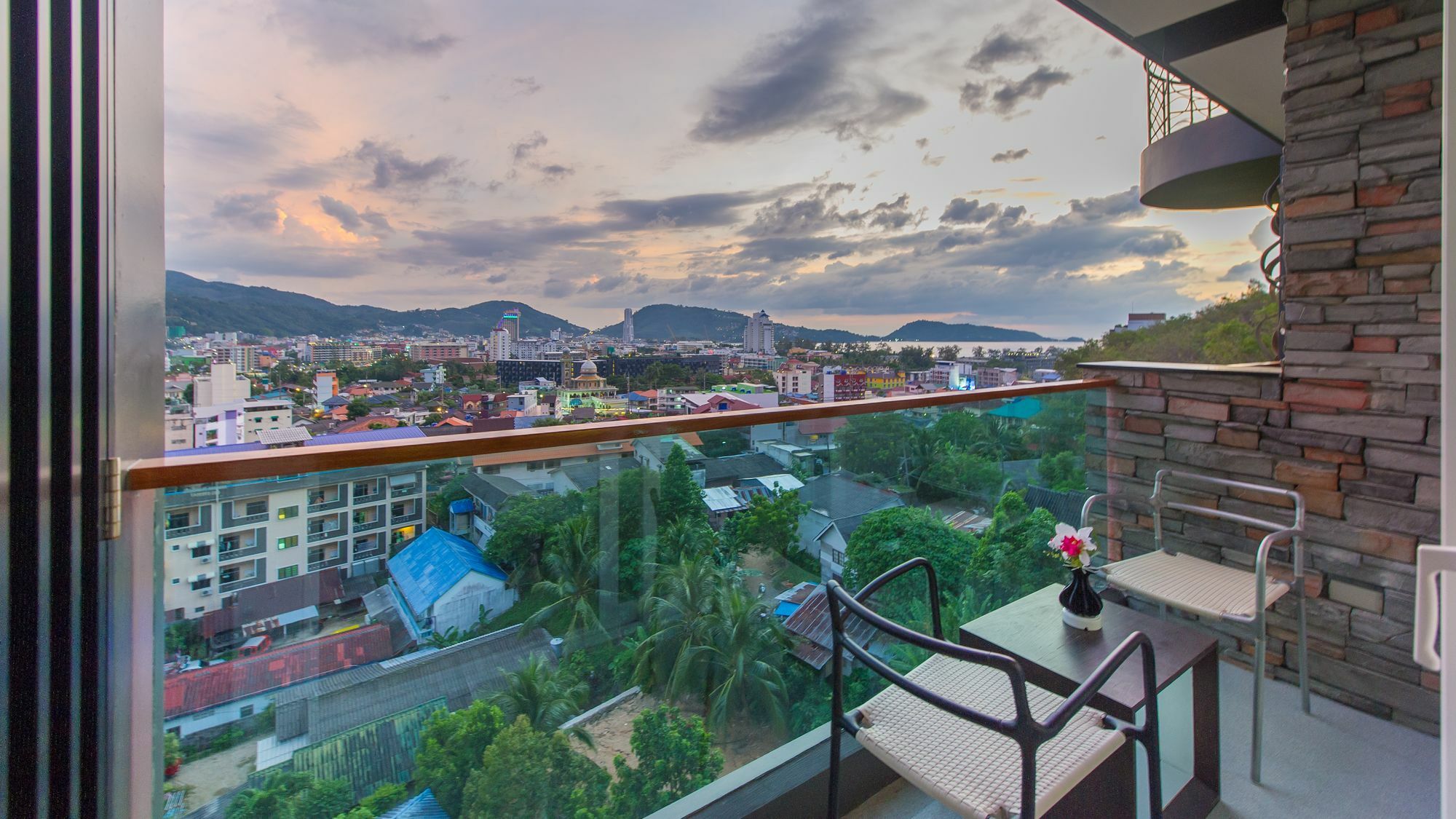 Emerald Terrace Condo Phuket Patong Exterior photo